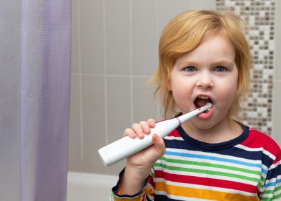 С какого возраста ребенок может чистить зубы электрической щеткой и нитью?